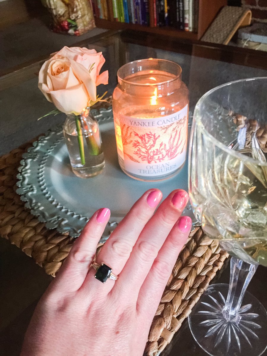 vividlykate's tweet photo. Time for #WearThisDrinkThat 4 @BacheloretteABC @essie #LovieDovie + @RosenblumCellars #Chardonnay @BachelorNation6 https://t.co/UrepNQsa6x