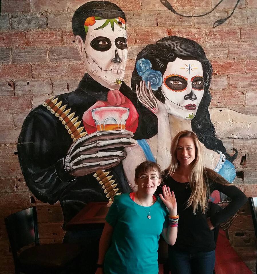 katie_waves's tweet photo. Lunch with the 'Bosses'!  @HefeRojoRochMN #KatieWaves https://t.co/Tz2qRfCRRw