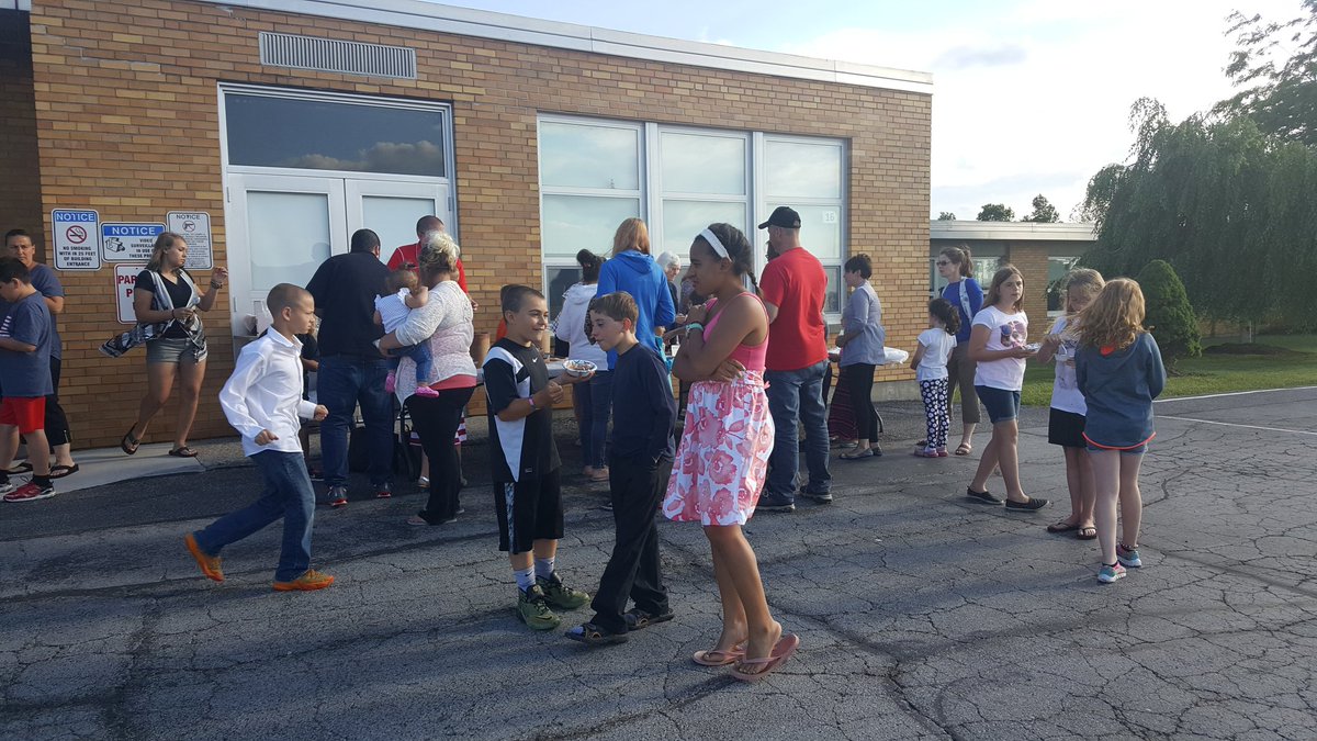 IamFirelands's tweet photo. It was a fun Ice Cream Social at FES tonight! Thanks for stopping by! @Falcon_update  @PrincipalMudore https://t.co/f7tCHtdBxw