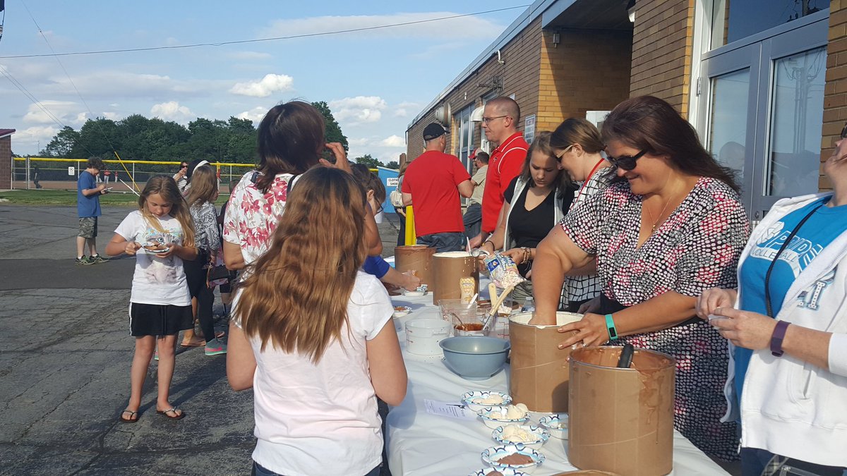 IamFirelands's tweet photo. It was a fun Ice Cream Social at FES tonight! Thanks for stopping by! @Falcon_update  @PrincipalMudore https://t.co/f7tCHtdBxw