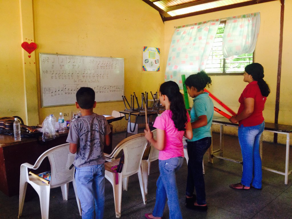 ModSILoyola's tweet image. Con tubos de colores,baquetas y claves trabajamos el Lenguaje Musical y el repertorio. Nivel Infantil Flauta Dulce!