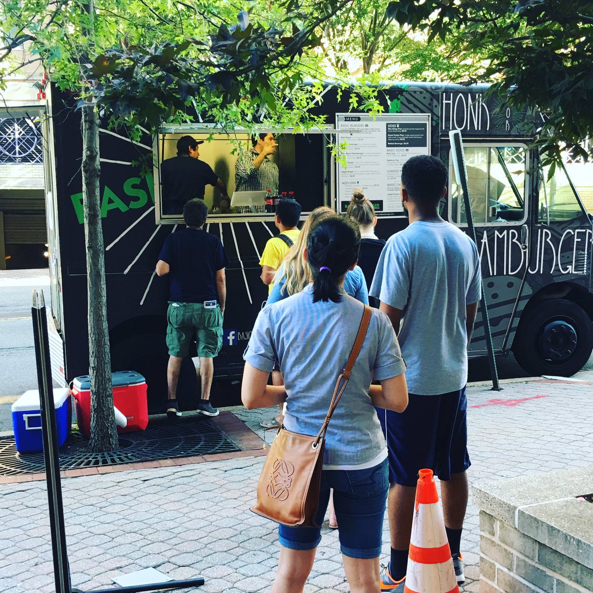 JamieSullivanTV's tweet photo. @eatbasicburger was great tonight! @ProducerRidley, need 2 have them on #FoodTruckFriday #eatbasicburger @ABC7News https://t.co/omHl6nR073