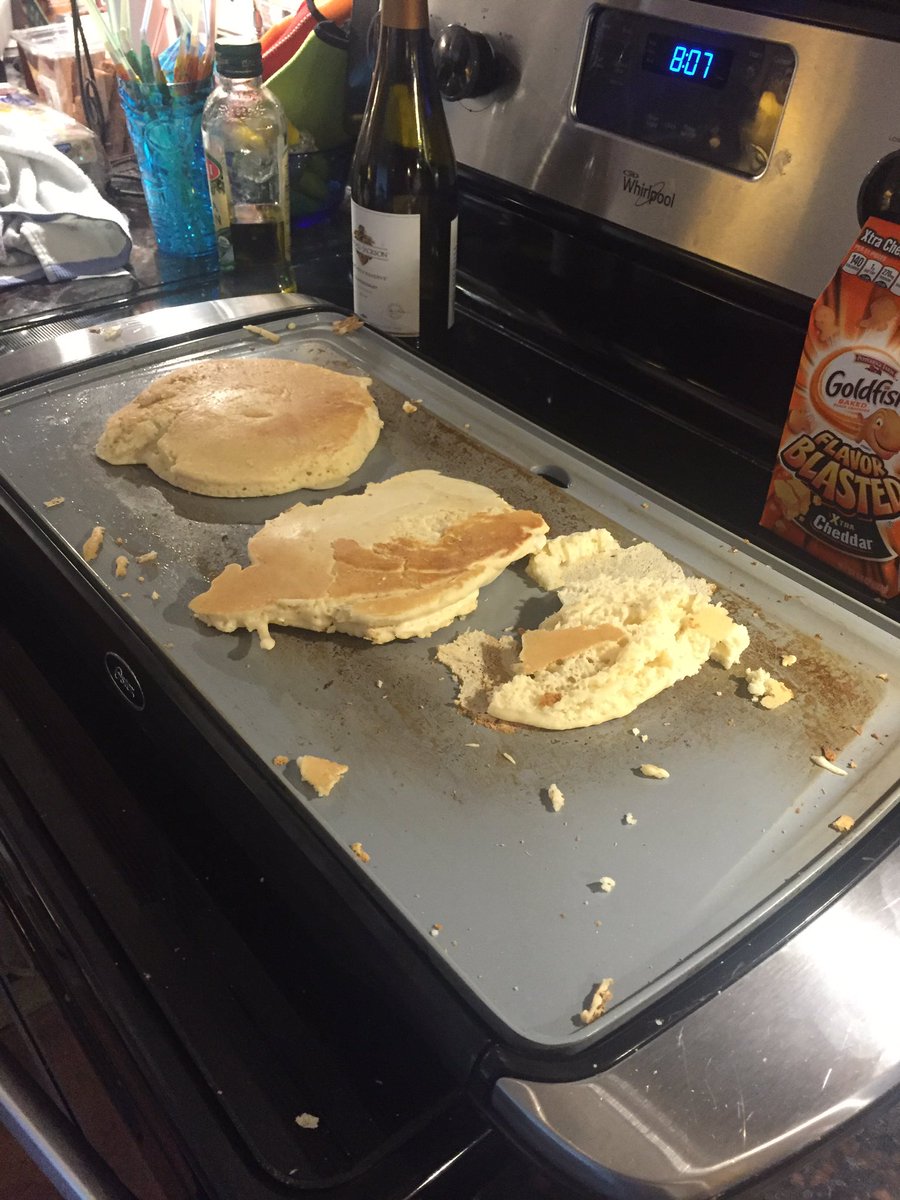 BrookeEslick's tweet photo. ππππ I wanted pancakes sooo bad I decided to try and make some.... #neveragain #needaluke #GilmoreGirls https://t.co/0l0f1nZ9JF
