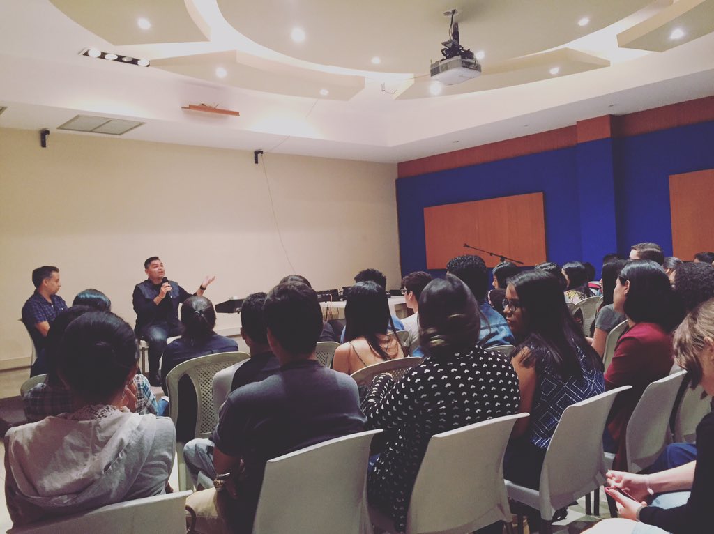 lamayorec's tweet photo. #Conociendoa #QuiqueLopez. Casa llena en este primer encuentro cultural y artístico exclusivo para nuestros alumnos. https://t.co/4qZ9dBgGVl