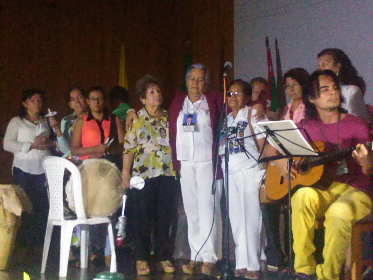 DesaparecidoCol's tweet photo. Abrazo solidario familiares de desaparecidos en Florida, Santander. @ASFADDES persiste por una #PazSinDesaparecidos https://t.co/T1OmlLdqdG
