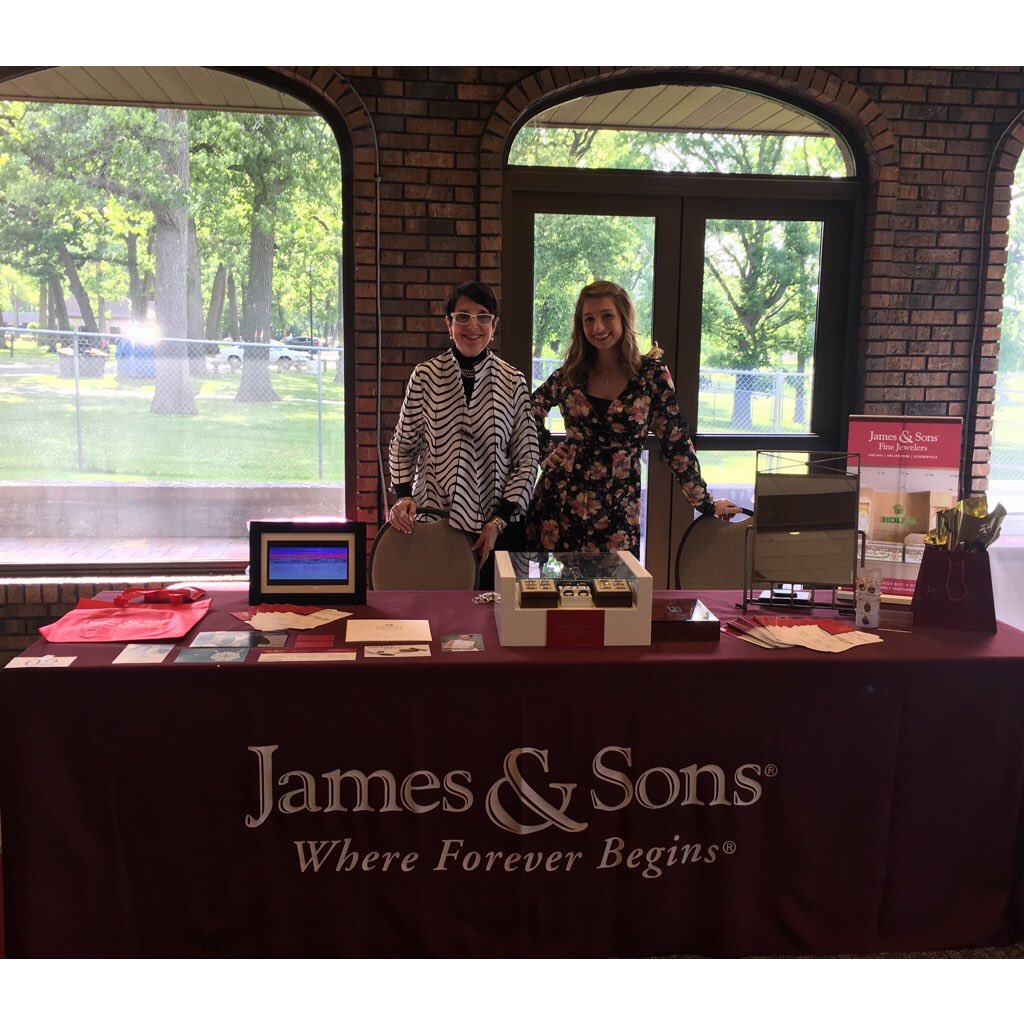 ShamshamSam's tweet photo. Wicker Park Bridal show in Highland, IN! Come visit @JandSJewelers 💍👰🏼 #WhereChicagolandGetsEngaged #JamesAndSons https://t.co/M2wPid8rSy