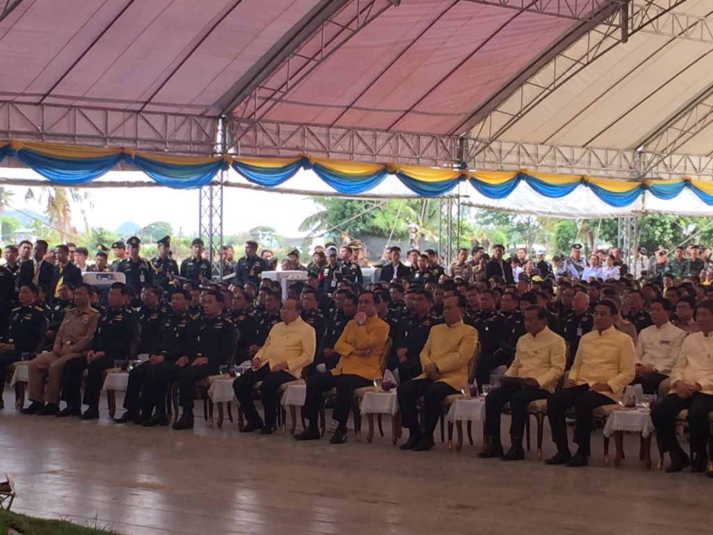 anapatdee's tweet photo. ภาพบรรยากาศ นายกฯ ลงพื้นที่คลองบางสองร้อย อ.โพธาราม จ.ราชบุรี #nna https://t.co/vsHnU7xNjj