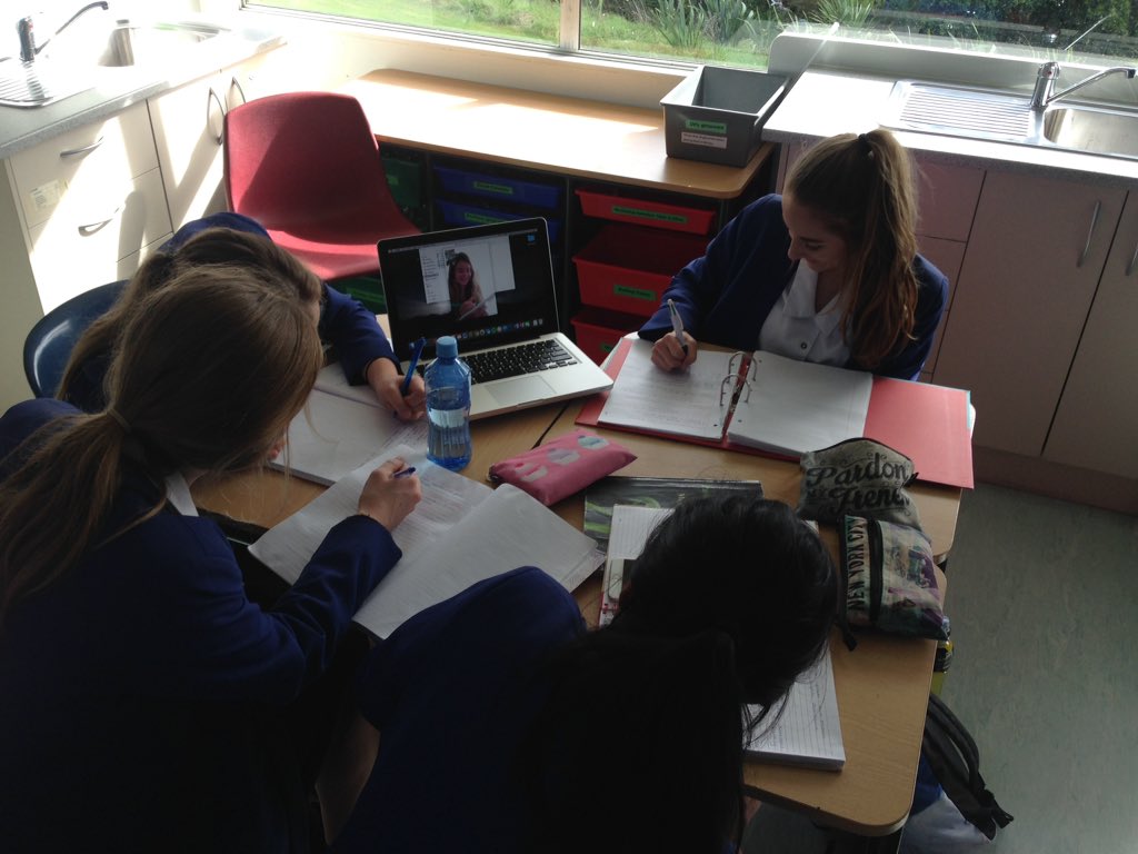 Students using #Facetime to be in class while away <a href="/KareenaMartis/">Kareena</a> <a href="/ChhayaNarayan/">Chhaya</a> <a href="/murraybu/">Murray  Burton</a> #edchatelim <a href="/carolpottow/">carol pottow</a>