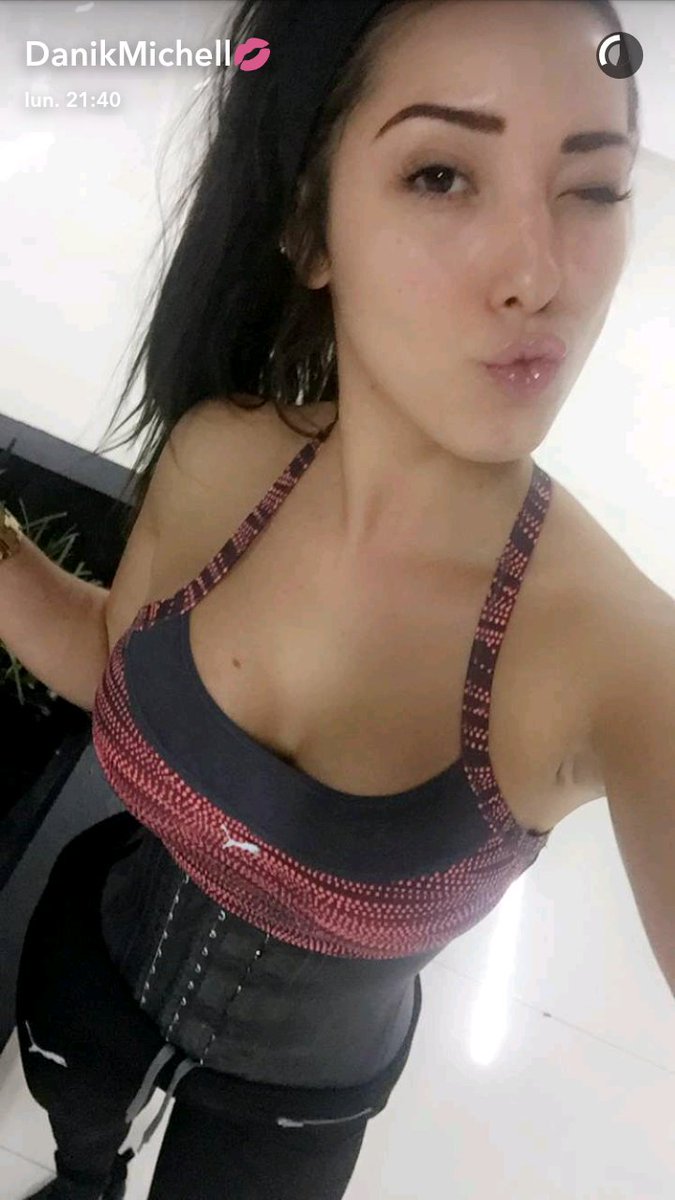 MichellDanikfan's tweet photo. @alinayoscar no sabes ni escribir y me dices gata a mi, que pena pero bueno, bye cerdita, besos.💋 https://t.co/cWy6JB6brJ