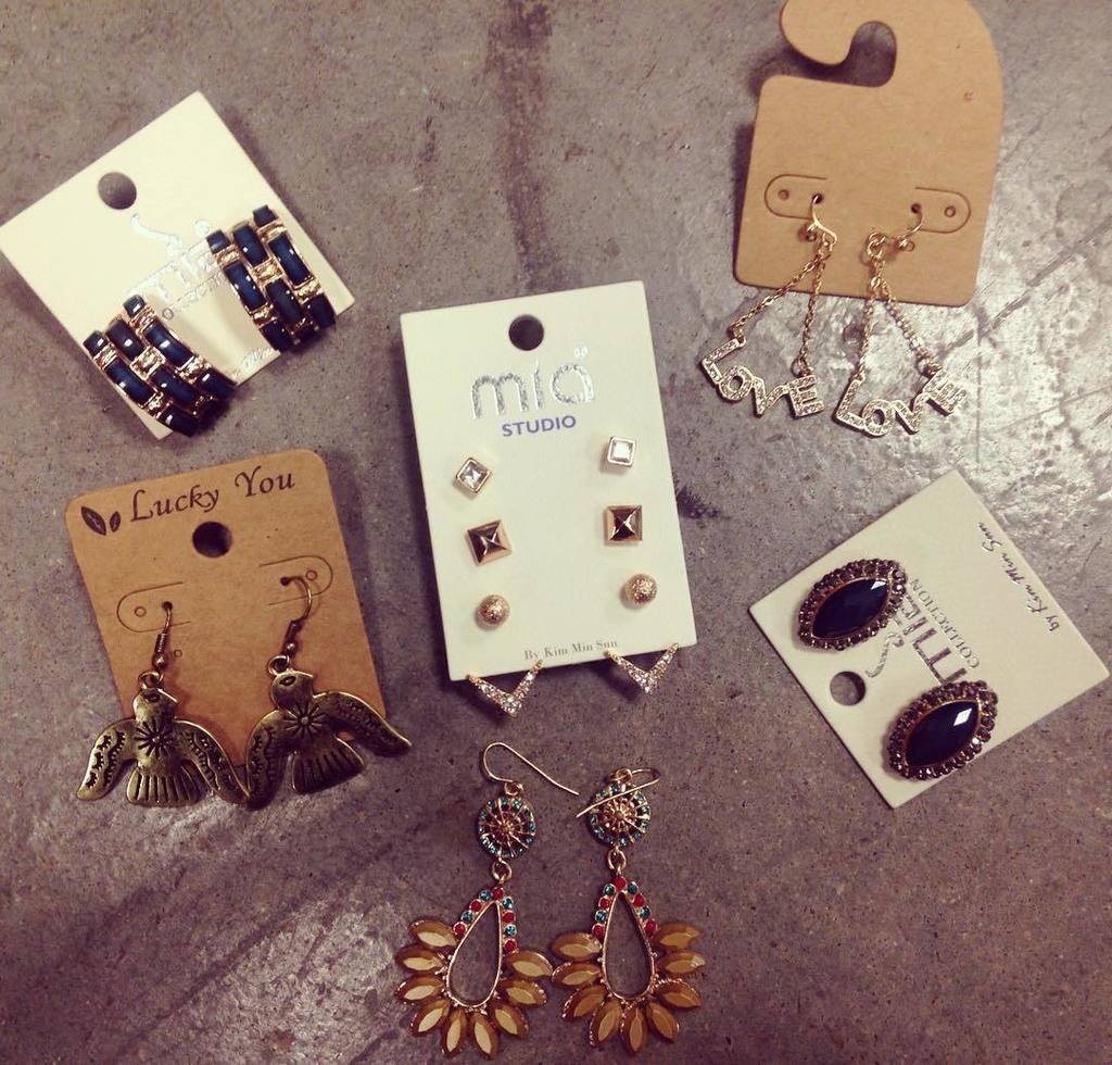 LavoAustin's tweet photo. Clearance!!! $5 earnings, neckless &amp; bracelets #jewelry #bracelts #lovejewelry #accessories #coolness #sexy #unique https://t.co/WrBiwtSLS2