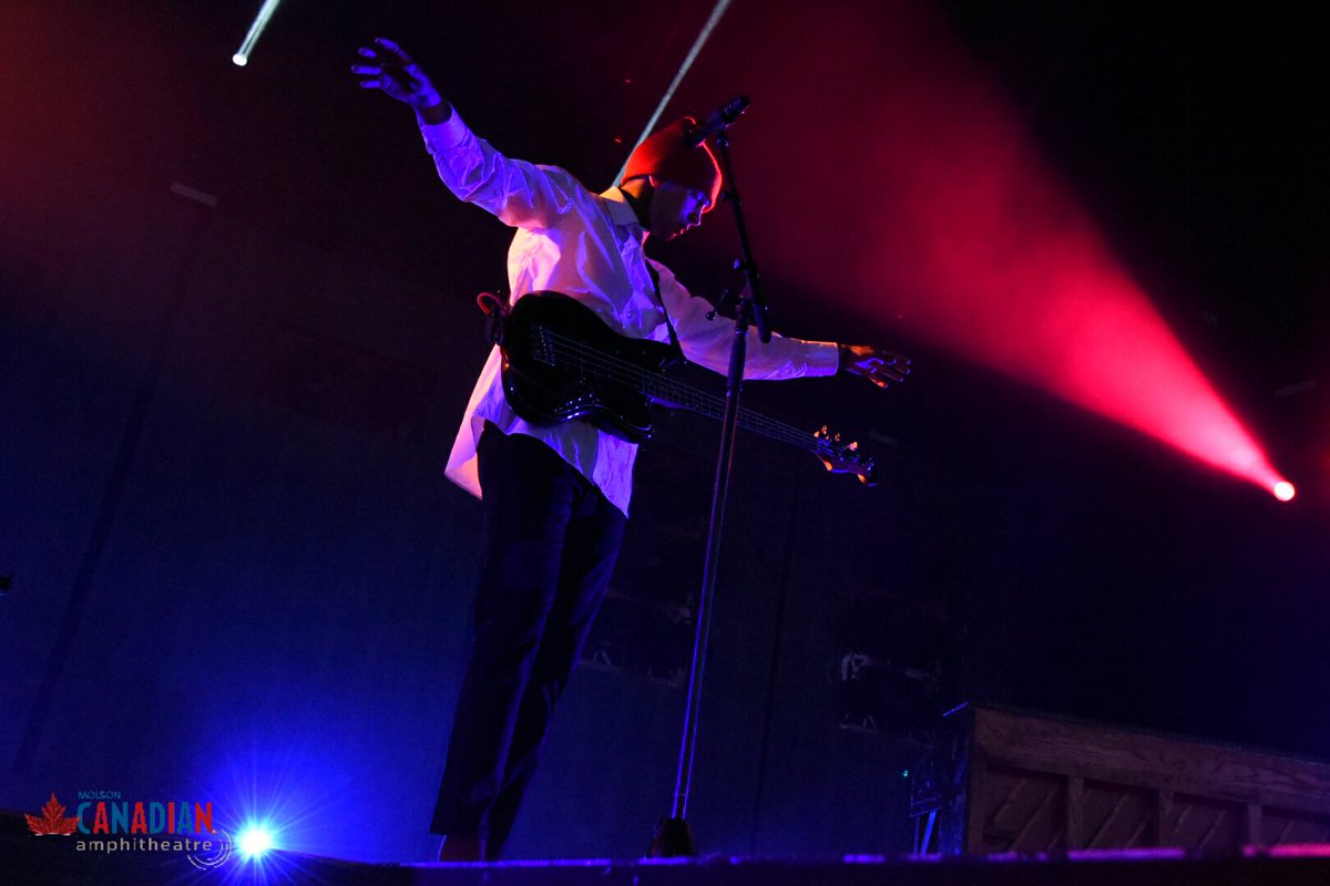 It may be chilly outside, but <a href="/twentyonepilots/">twenty one pilots</a> have us dancing away to stay warm! #ERS2016 (Photo by Tom Pandi).