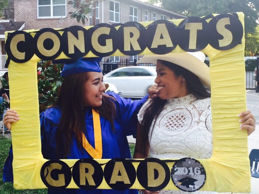 AraceliLala's tweet photo. You want that type of friendship where your best friend will take out the frijol on your tooth 😂💕😭💀👭🎓💛💙🐉🐲 @2cooolash https://t.co/P3S6ULtClz