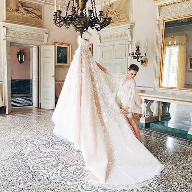 SweetEngagement's tweet photo. How seriously #gorgeous is this #wedding dress?  Inspiration from our @instagram: https://t.co/rezfha7zuQ 😍 https://t.co/vl0UdUqrH0