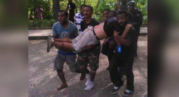 7NewsAustralia's tweet photo. Four dead, at least a dozen injured after PNG police open fire on university students. https://t.co/FcG8IX4Jhz https://t.co/g8mJtjhnV5