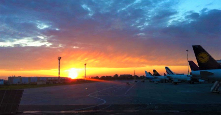 AviationAgency's tweet image. #Sunrise over @BUC_Airports seen from the #bordercheckpoint | #avgeek #sunisup #OTP -&amp;gt; bit.ly/1svEMga