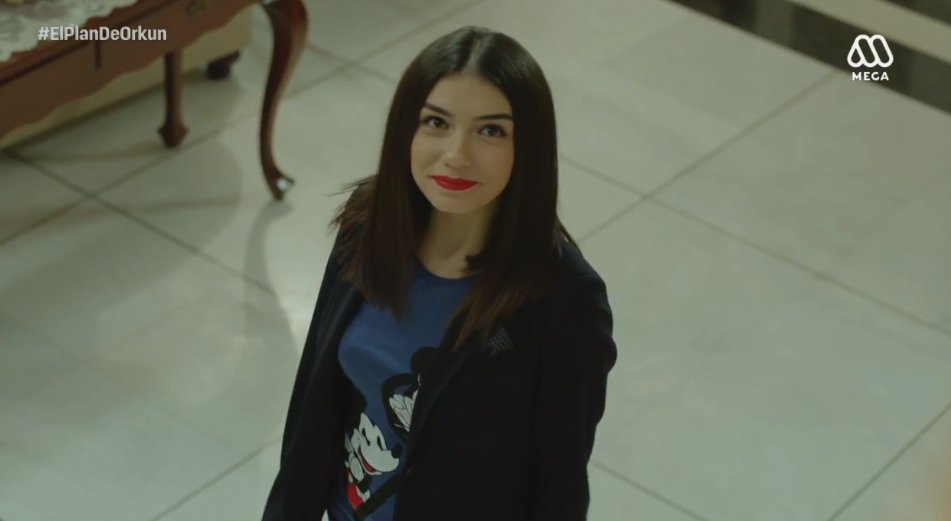 Mega's tweet photo. ¡Sorpresa!Eylül será la pareja de Mert en la fiesta y se vistió igual que él. #ElPlanDeOrkun👉https://t.co/6oC0t4d4Ae https://t.co/mNkJ4yavZT