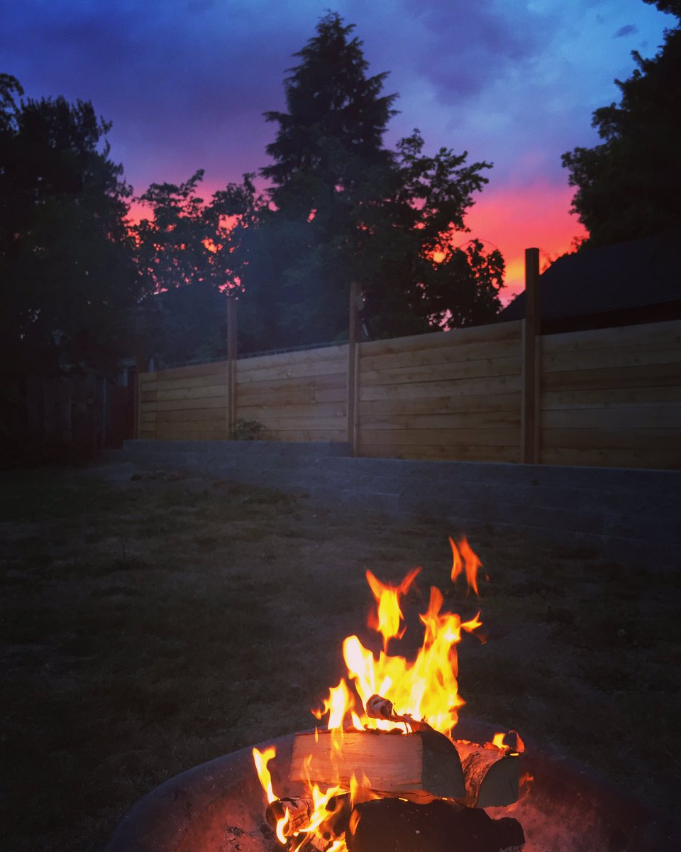ShopGoldDogs's tweet photo. Backyard sunset + fire + cocktails = real nice 🌅🔥🍹 #chillin #sunset #ballard #reflection #backyardview #nw #golddogs https://t.co/V7JsMpDaka