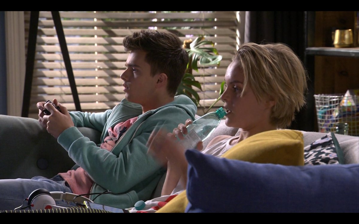 Rover en Sam gaan met Anna mee naar die caravan #GTST #vrijdag