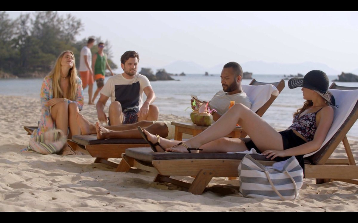 Ze zitten met z'n allen weer op het strand #GTST #vrijdag