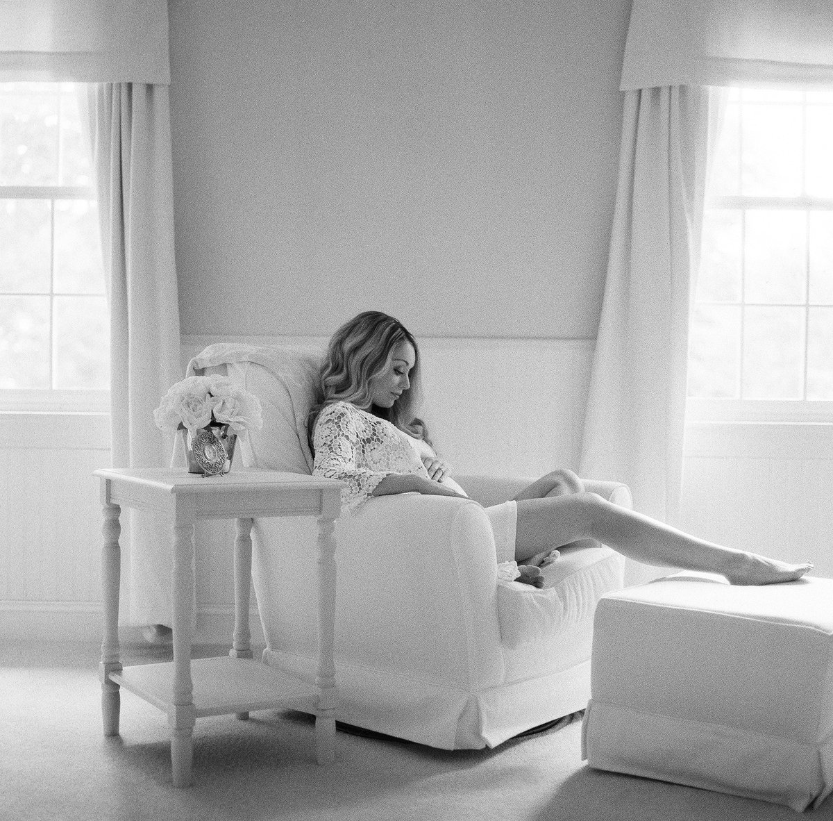 Favorites from this in-home maternity session are shared on the blog today! wp.me/p27FGx-3cU #motherhood