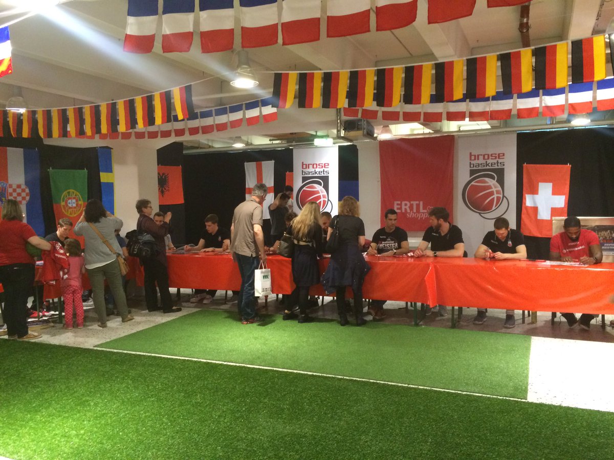 Bamberg_Baskets's tweet photo. Autogrammstunde in Ertl-Zentrum. ✏️ #BAMORE https://t.co/vTquMULgcI