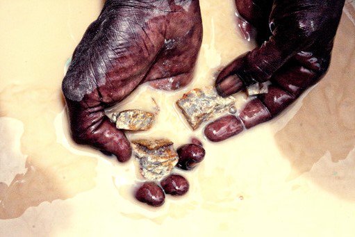 amnesty's tweet photo. 130 NGOs call on Europe not to undermine global efforts to tackle #ConflictMinerals: https://t.co/99Stk9wb87 https://t.co/tbwPgUEZjV