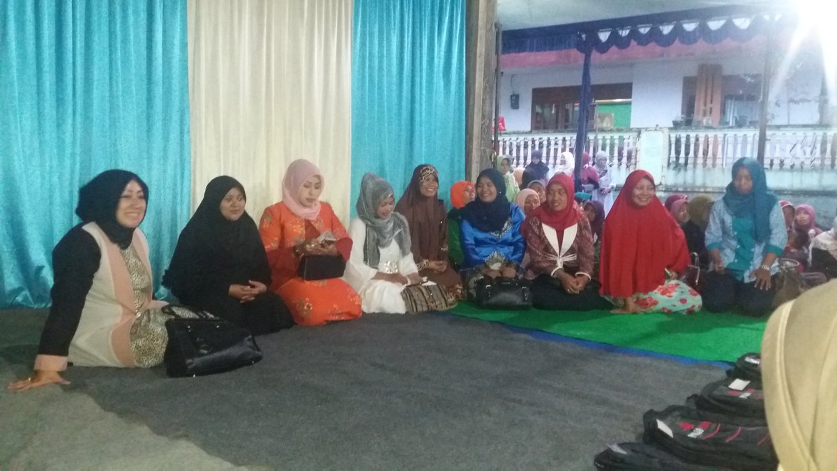 PemkabPemalang's tweet photo. Ketua TP PKK Kab Pml Ibu @irnajunaedi sesaat sblum pmberian santunan #Tarhim Walangsanga https://t.co/sqRNaXPtzM