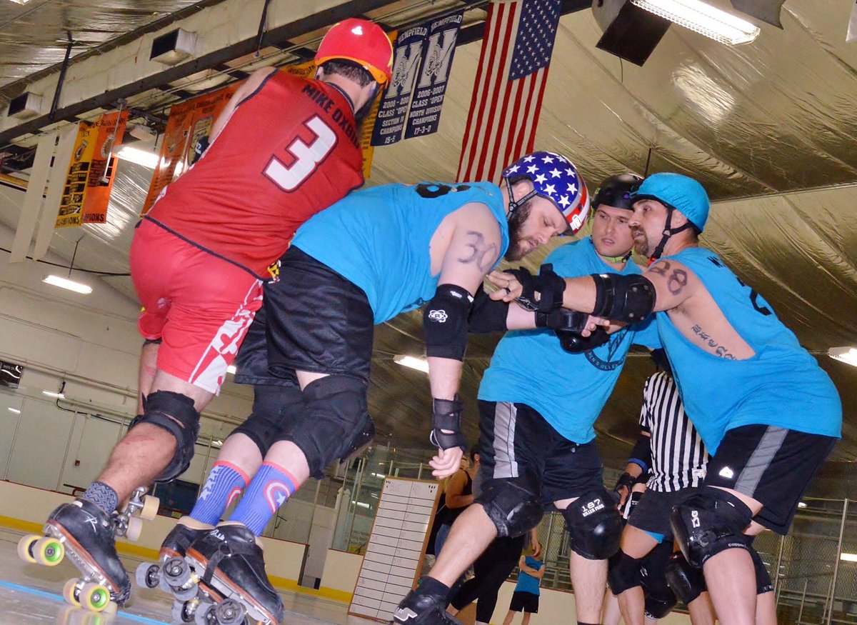 PittVillains's tweet photo. #BlueStreaks fending off Harm City's jammer at the #WheelsofSteel2016 #merby https://t.co/bjfPzLcCfe