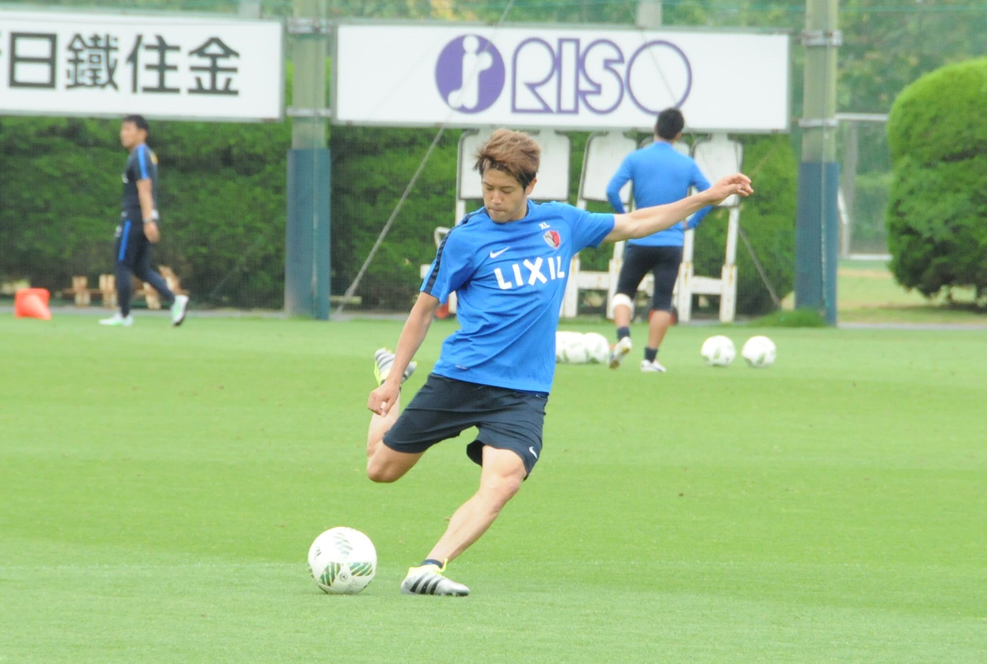 ট ইট র 朝日新聞サッカー担当 古巣鹿島の練習場でリハビリを続けているシャルケの内田選手 １５日もグラウンドでランニングなどをこなしていました 走るスピードもだいぶ上がってきている印象です この日はロングボールを蹴る姿もありました 勝 Antlers