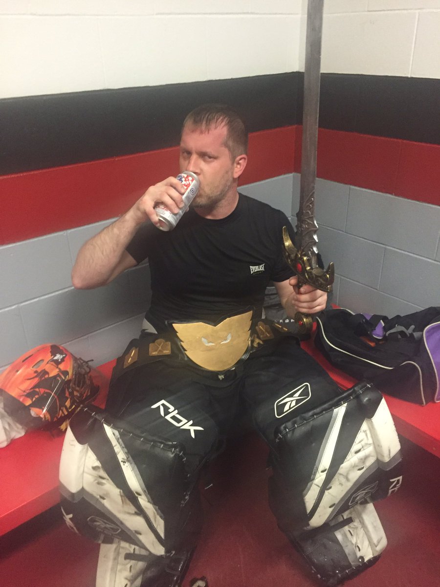 PhantomsHC's tweet photo. Phantoms lose 3-1 vs Street Sharks. POG goes to Wayne for standing on his head! https://t.co/efYcaIUhQo