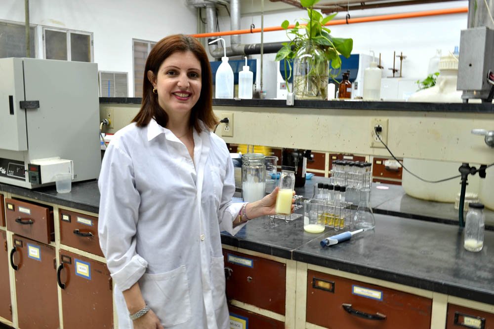LUZadn's tweet photo. Investigadora de @FingLUZ creó la primera bebida probiótica a base de lactosuero en el país: https://t.co/lF7QLjBYH2 https://t.co/Y8aWFS4LT7