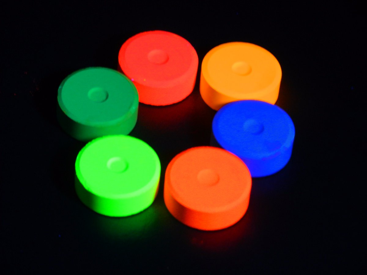 RpFunstuff's tweet image. rp-funstuff.com/shop/2393/ Funstuff® #Fluorescent Tempera Blocks, bright #colours that #glow under #blacklight. #Art