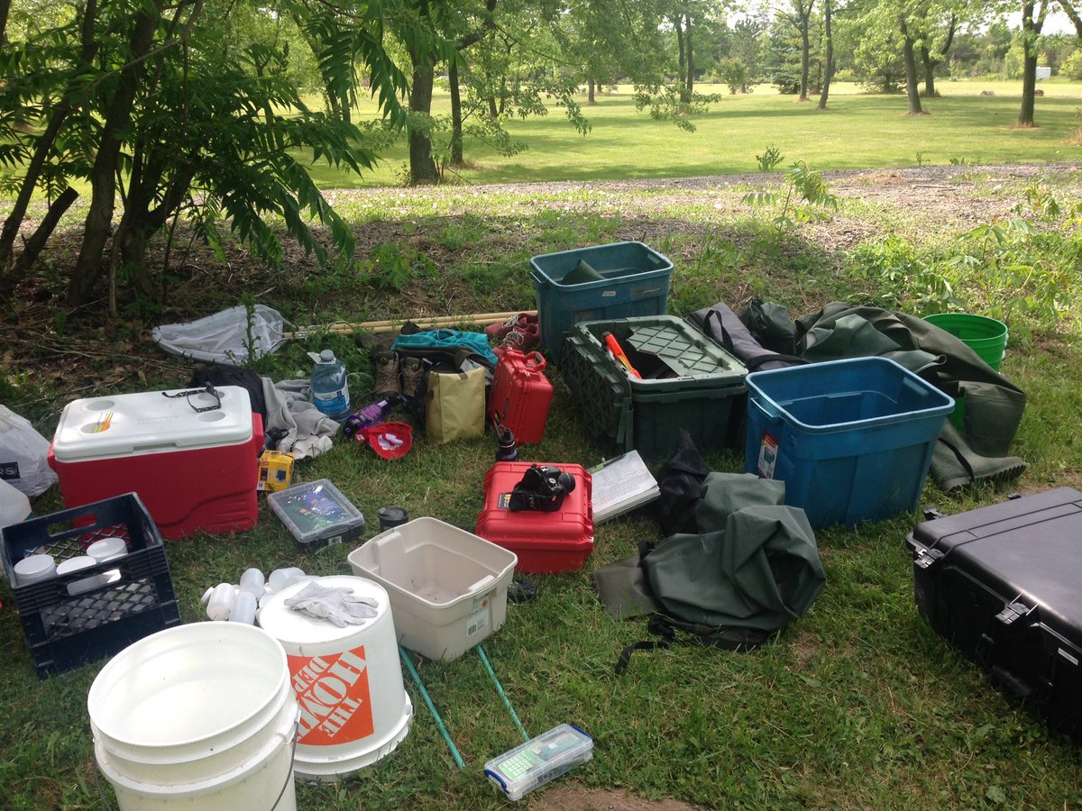 Rowshyra's tweet photo. Setting up the photo booth, & trying to keep gear contained #fieldwork #gonesampling #fishes #biodiversity https://t.co/jfNowGs2Sc