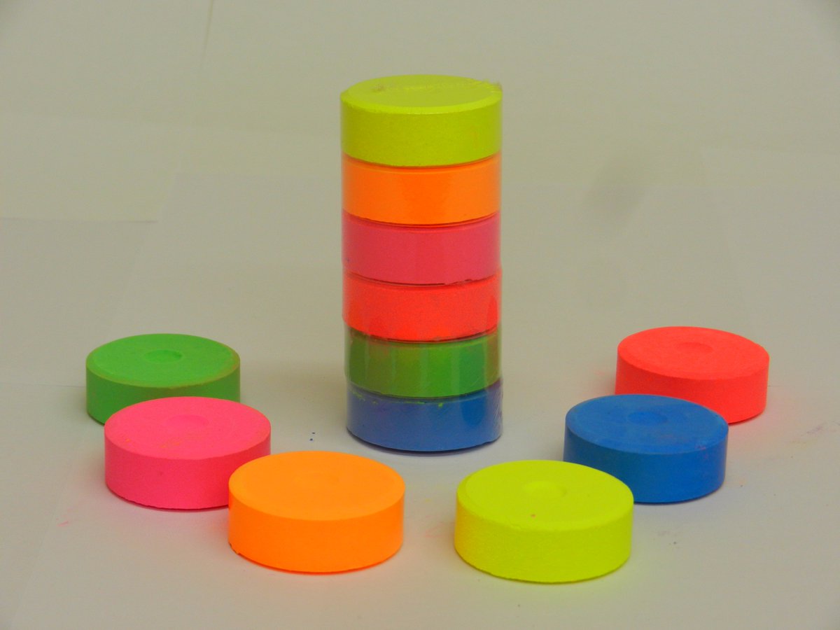 RpFunstuff's tweet image. rp-funstuff.com/shop/2393/ Funstuff® #Fluorescent Tempera Blocks, bright #colours that #glow under #blacklight. #Art