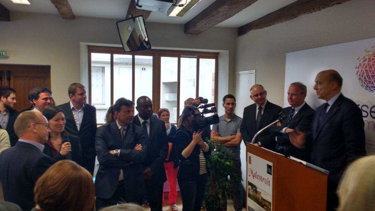 Youenn35330's tweet image. @grenier_numeriq @NNumerique @OF_EV_CV pitch en cours et grand intérêt du candidat @alainjuppe