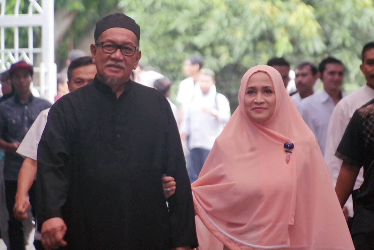 sobataher_'s tweet photo. Jendral @Deddy_Mizwar_ bareng ibu ratu @giselmizwar  lagi mau buka puasa.
@humasjabar 
#JabarKahiji #jabar #Ramadan https://t.co/xPEK29MfB2