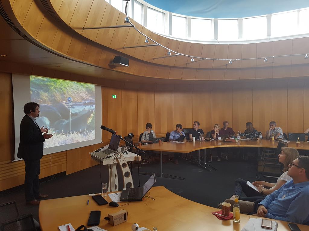 stedo1305's tweet photo. Thementag VR des @wdr: @Ma_Heller berichtet über seine 360°-Produktions-Erfahrungen. Mit und ohne Robben. #vrwdr https://t.co/QzdTAUHNiy