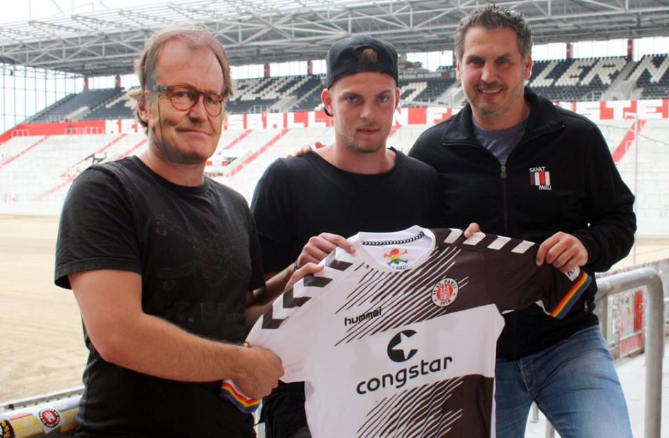 SundayShoutsFC's tweet photo. St Pauli's boss couldn't go to the unveiling of their new signing, so they stuck a mask on a random bloke instead. 😂 https://t.co/1zAoW1IvNE