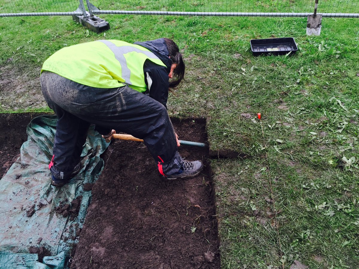 DigIt_TUOS's tweet image. Deturfing skillz on show at Firth Park #bandstand #archaeology