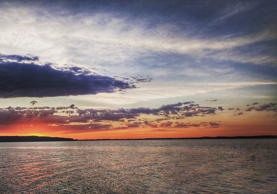 Saulriets vakar krāsoja gan debesis, gan ezeru