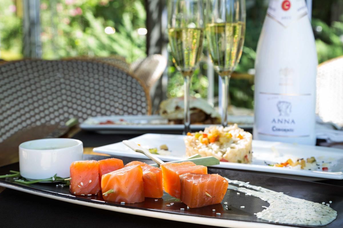 entre_corchos's tweet photo. ¡Date un capricho!
 Día para degustar Anna de Codorniú con unos pinchos de Salmón y una tapita de ensaladilla
. https://t.co/GTUBSIntKZ