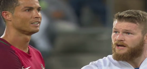 voetbalnieuwsbe's tweet photo. Geïrriteerde Ronaldo tegen Gunnarsson: jij krijgt mijn shirtje niet #porijs #ronaldo #shirt https://t.co/ca6azDtDNG https://t.co/YDdkxTf0tK