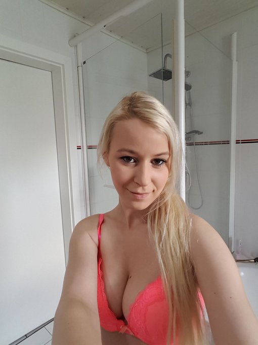 Hey es ist Bergfest! :D und dazu geht es morgen ordentlich Rund... Deutschland gegen Polen, da geht was<a href="/tag/sexyjenjen"class="tags"><span>#sexyjenjen</span></a>