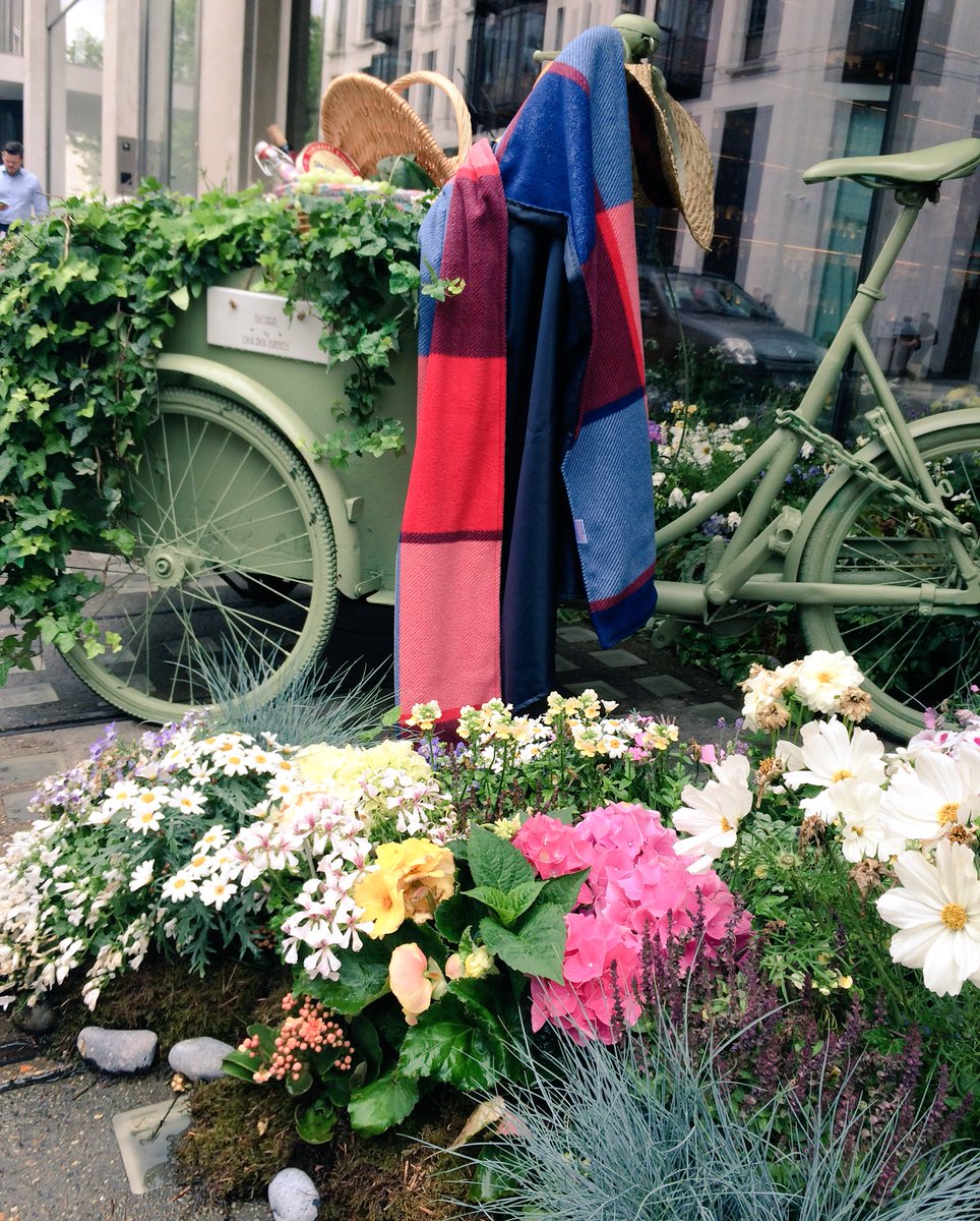 danaeBTS's tweet photo. Always great to stumble upon a beautiful Mayfair installation by @ChaikaEvents #bridalinspo https://t.co/obReAChfY1