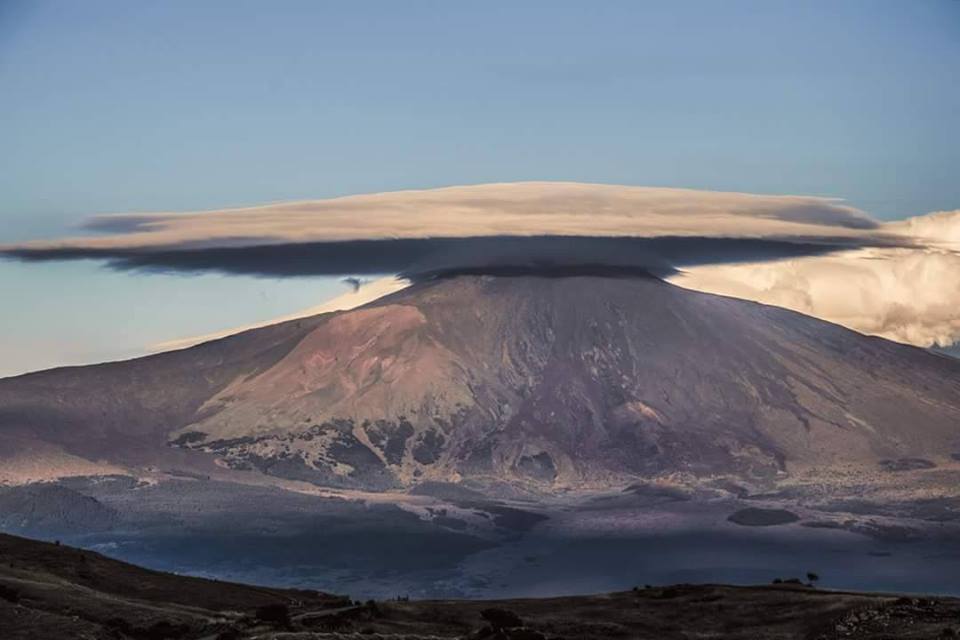 EUStormMap's tweet image. #eustorm 7/30 - Giuseppe Famiani reports this view of Mt Etna capped by Lenticular  14.6.16 Via @severeweatherEU