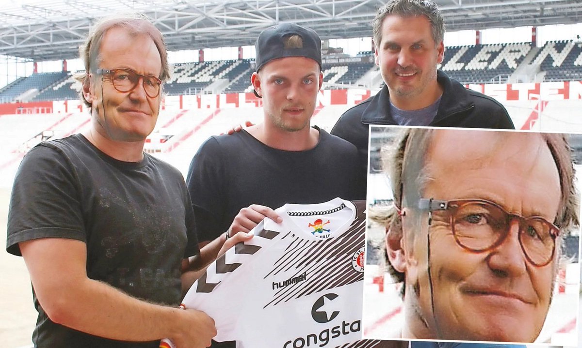 highburyes's tweet image. El entrenador del @fcstpauli se pierde una presentación, pero se le pone una careta suya a otra persona y listo.