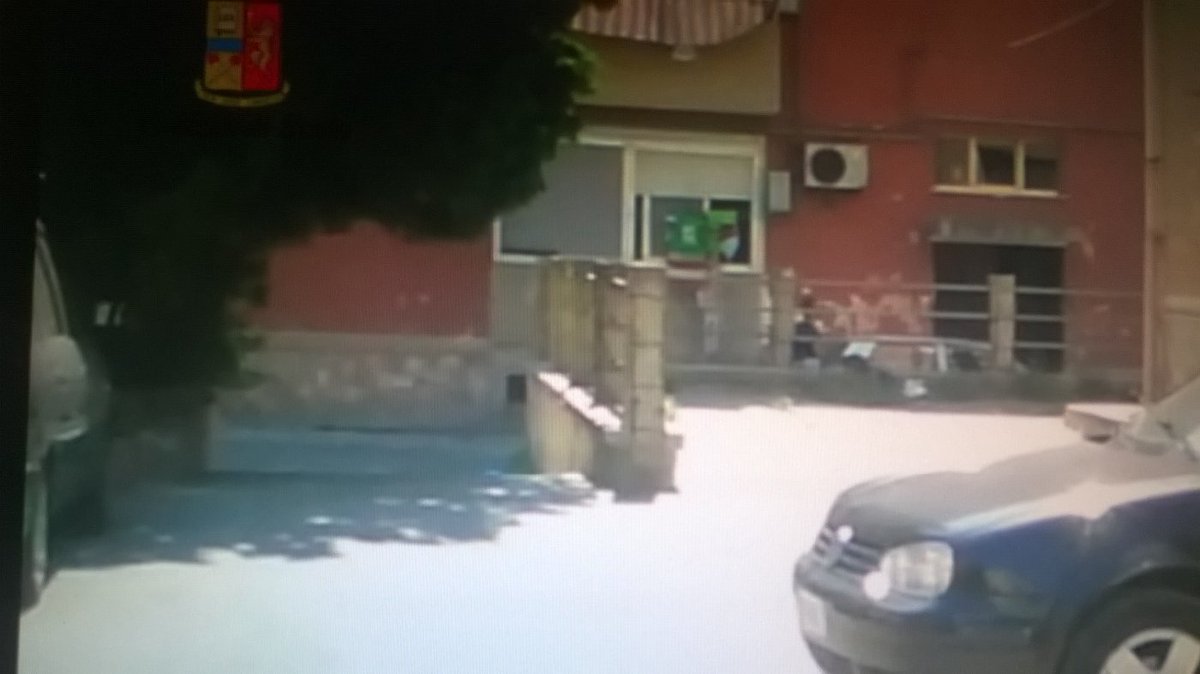 TgrRaiSardegna's tweet photo. Droga a Is Mirrionis,centrale dello spaccio in un bar abusivo,arresto polizia @boccia_i @ChiaraGarzilli https://t.co/grlS7dryYS