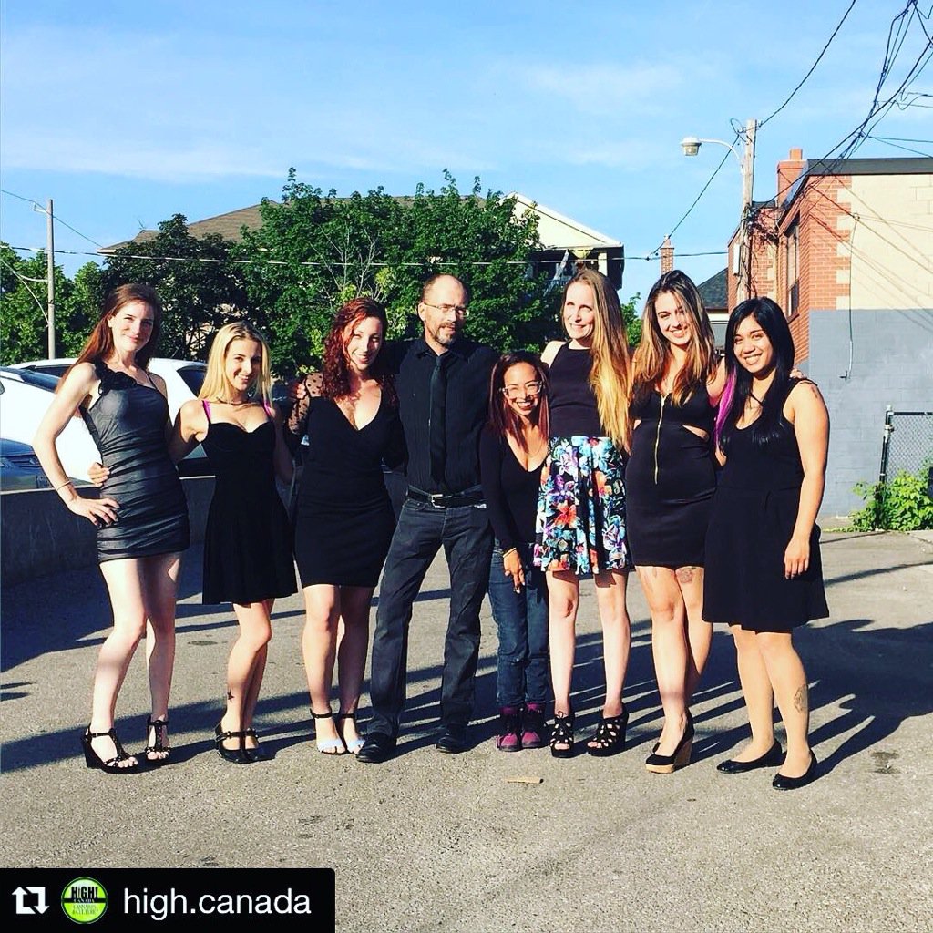 CanadianWeedWiz's tweet photo. Ok my #hatsoff to this awsome #Team420 at the #SiBannaca #event #beautifulLadies and #CyTheHighGuy https://t.co/Kchzpr6PRX