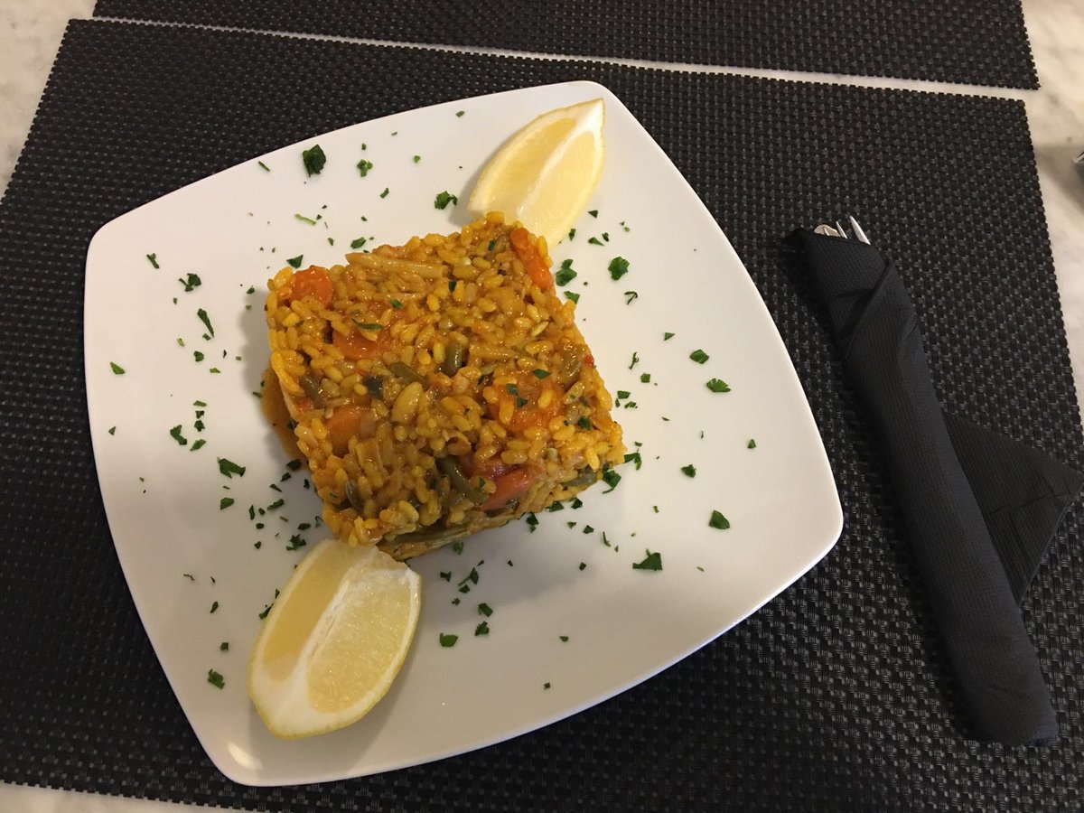 ZeppelinTorre's tweet photo. Estos son nuestros riquísimos platos del día que añadiremos al menú hoy.
-Paella de verduras.
-Pescadilla al horno. https://t.co/9p65wGT43X