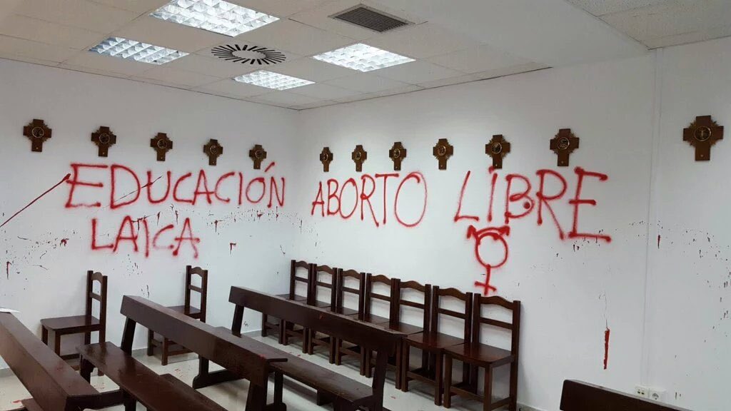 Así ha amanecido la capilla de la <a href="/UAM_Madrid/">UAM Autónoma Madrid</a>. Nuestra condena y repulsa ante este atentado a la #LibertadReligiosa